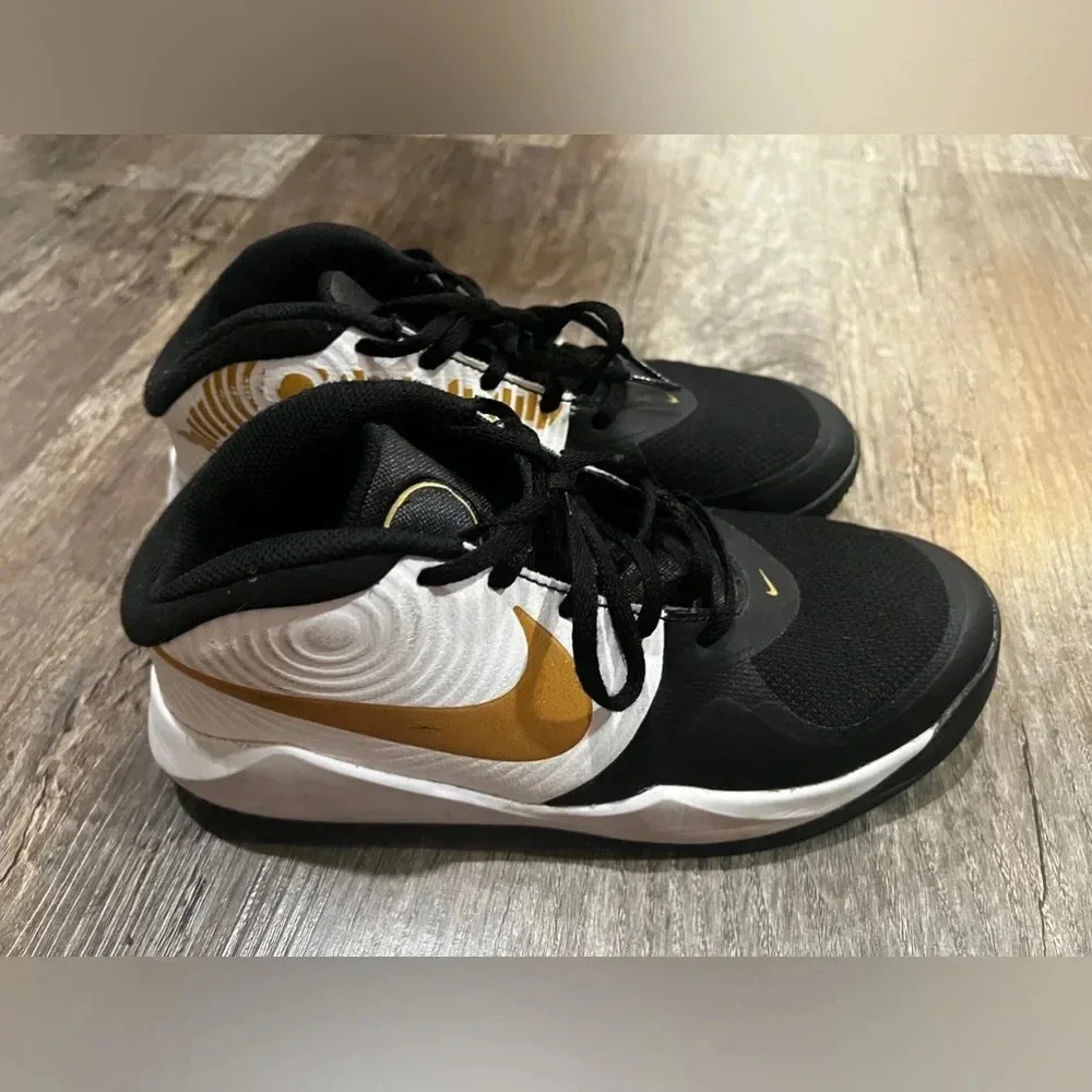 Nike Boys Team Hustle White Black Gold Sneaker Shoes